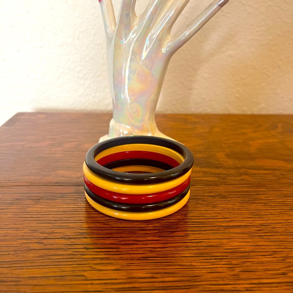 Set of 5 Genuine Bakelite bangles.